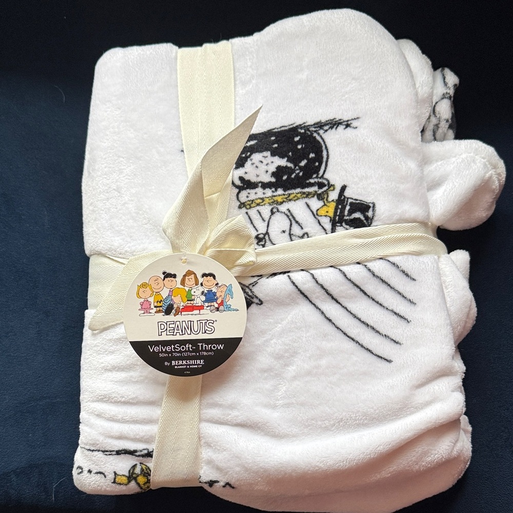 Berkshire Peanuts White VelvetSoft Throw St. Patty’s Day ☘️